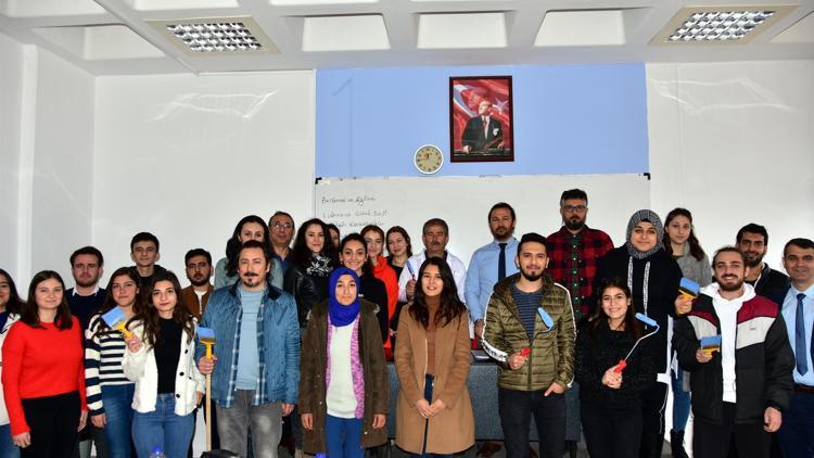 Dekan, öğretim üyeleri ve öğrencilerle sınıfları boyadı!