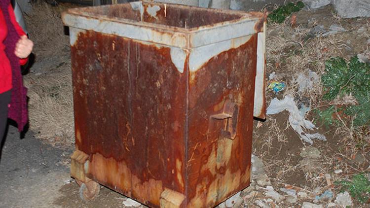 Evde doğum yapan 14 yaşındaki kız çocuğu, bebeğini çöp konteynerine attı