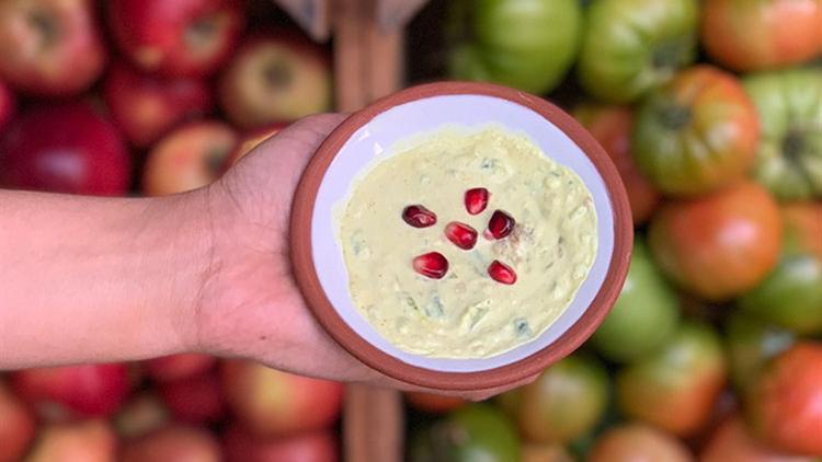 Kahvaltıya yeni bir renk: Üç peynirli zerdeçallı patlıcan mezesi
