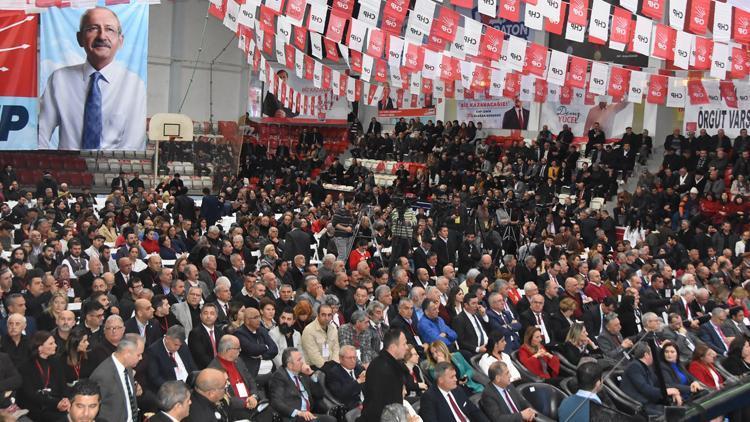 CHP İzmir İl Kongresi Kültürpark Celal Atik Spor Salonu'nda başladı