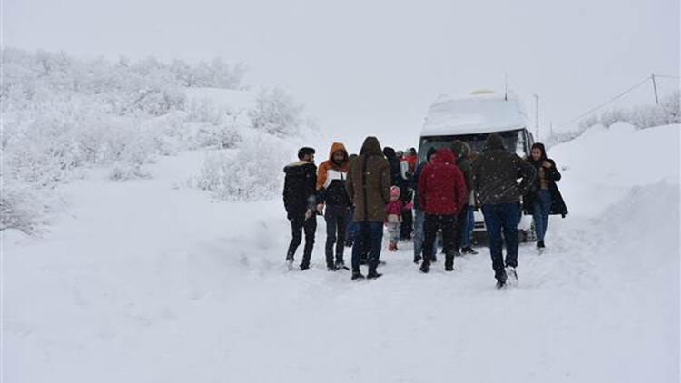 Şırnak'ta yolda mahsur kalan 75 kişi kurtarıldı       