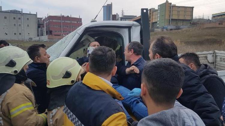 Avcılar'da kamyonla kamyonet kafa kafaya çarpıştı