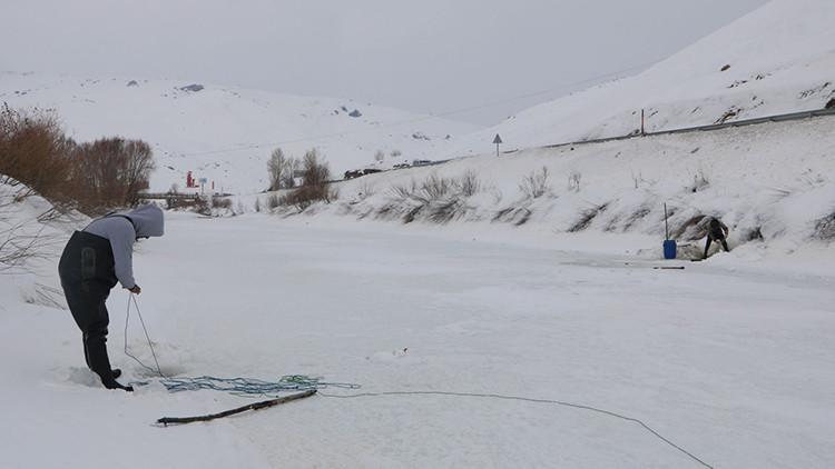 Yüksekova'da buz tutan derede, balık avı
