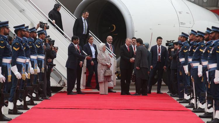 Cumhurbaşkanı Erdoğan Pakistan’da resmi törenle karşılandı
