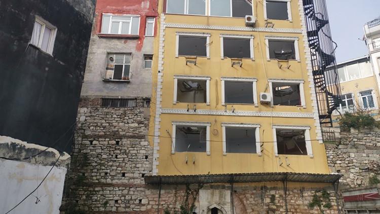 Tarih üzerindeki otel ve pansiyonun yıkımı devam ediyor
