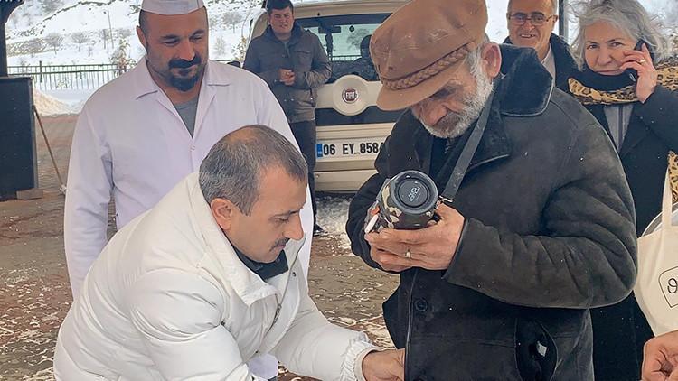 Vali Sonel, üşüyen 'Hıdır Onbaşı'ya kabanını verdi