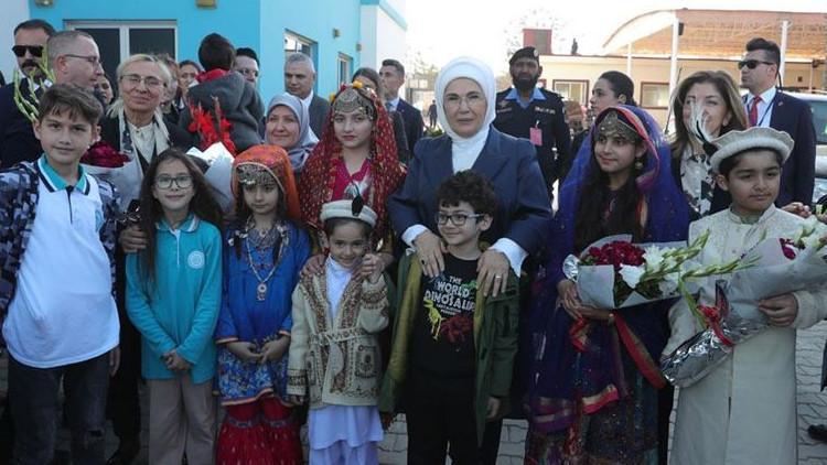 Emine Erdoğan'dan Pakistan'daki Maarif Okuluna ziyaret