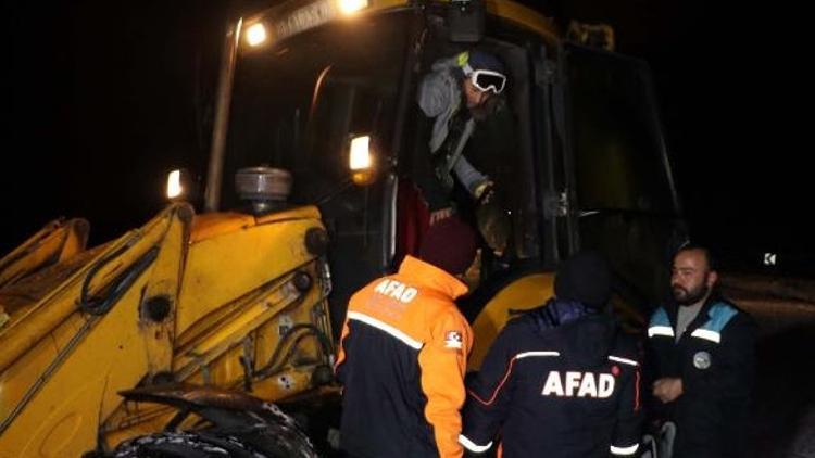 Yamaç paraşütü yapmak için çıktığı dağda mahsur kaldı