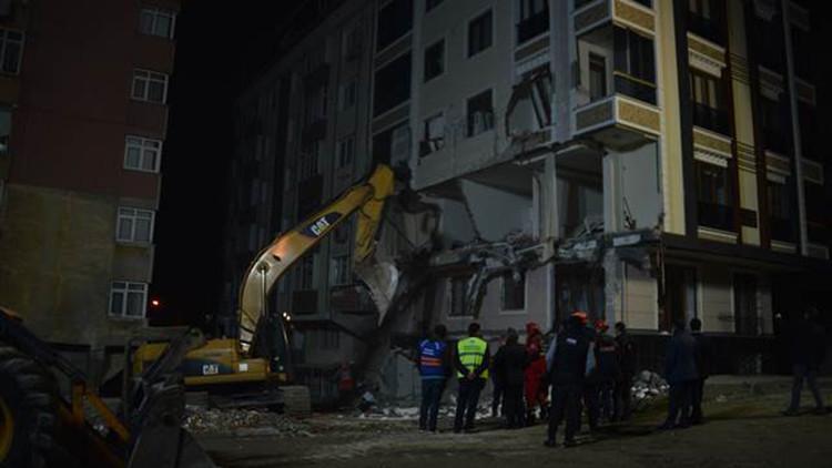 Bahçelievler’de çöken binanın çevresinde güvenlik önlemleri devam ediyor