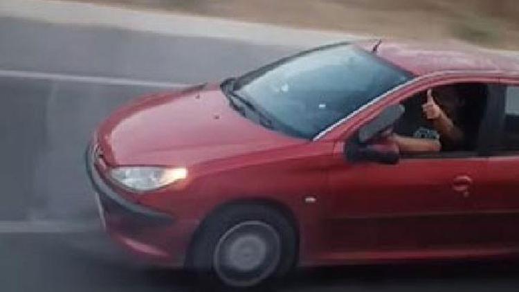 İlginç görüntü! Ayağını pencereden çıkartıp aracını sürdü!