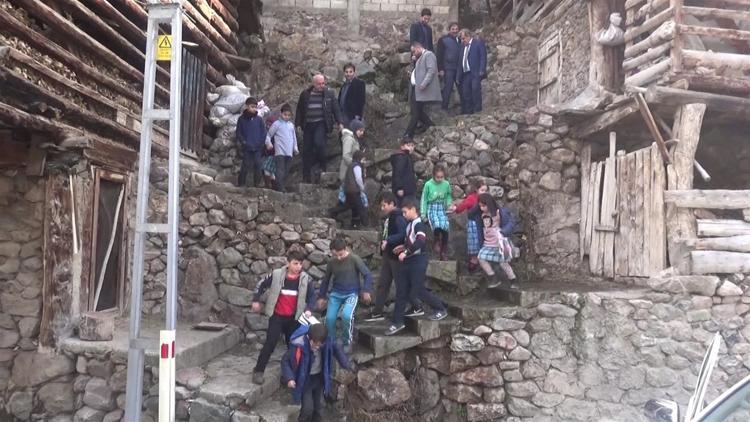 Okula gitmek için 384 basamak çıkıyorlar
