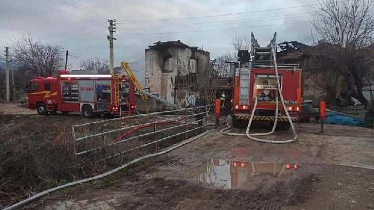 İki katlı ev, yangında kullanılamaz hale geldi