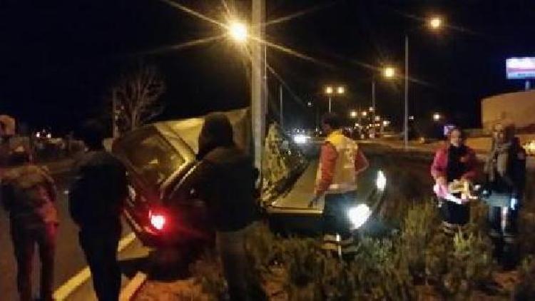 Aydınlatma direğine çarpan 3 çocuk babası sürücü, öldü