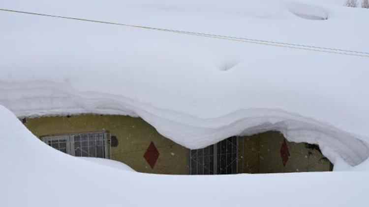 Bitlis'te güneşli hafta sonunun ardından yeniden kar yağışı başladı