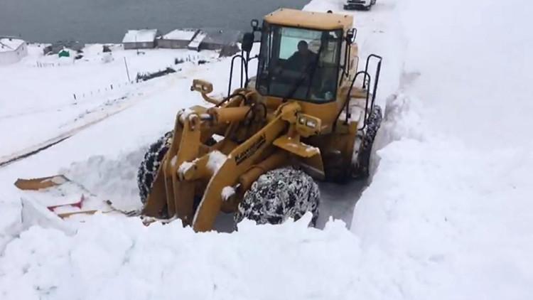 Bingöl'de köy yoluna çığ düştü