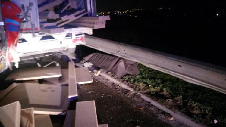 Acı olay! Yolda kalan arkadaşına yardım ederken kamyonetin altında kaldılar