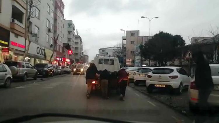 Çocukların trafikte ölümle oyunu kamerada