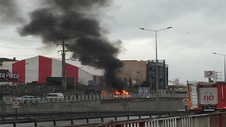 Seyir halindeki otomobil alev alev yandı