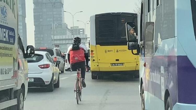 D-100 Karayolu'nda engel tanımayan bisikletli