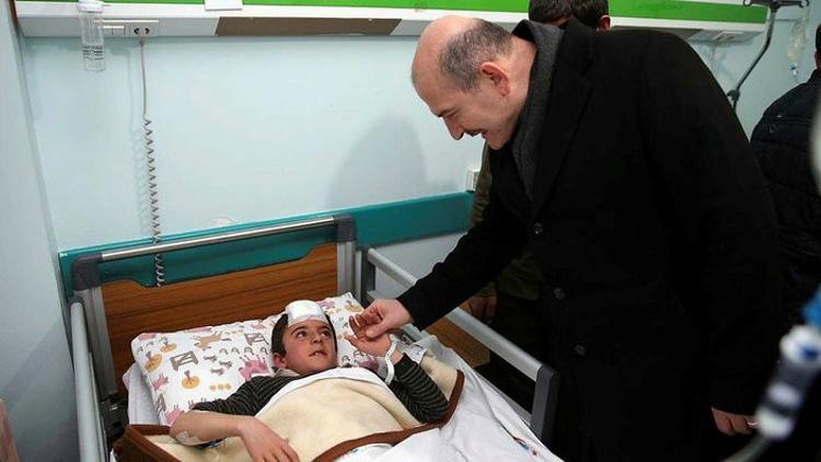 Bakan Soylu, depremde yaralananları ziyaret etti