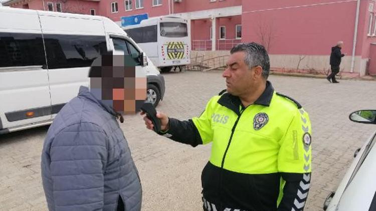 Öğrenci servis şoförü alkollü çıktı, öğrencileri okula polis bıraktı