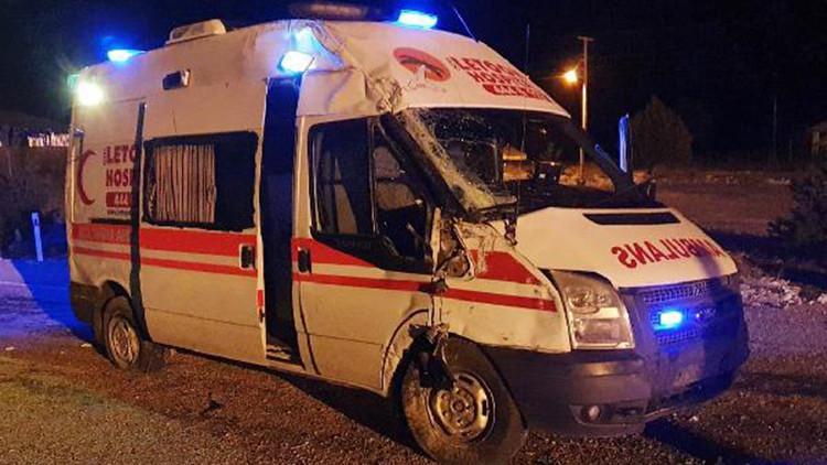 Antalya'da ambulans devrildi: 4 yaralı