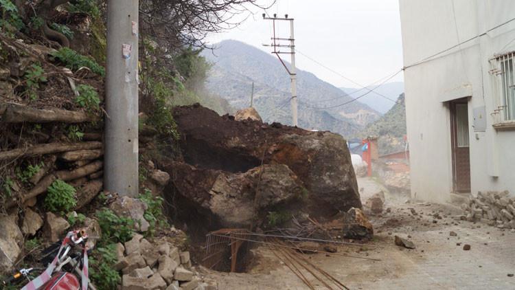 Aydın'da heyelan yol kapattı