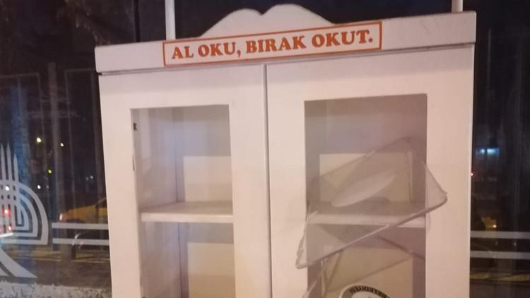 Edirne'de tepki çeke olay! Minibüs duraklarındaki kitaplıklara zarar verildi
