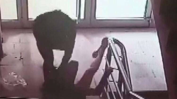 Öğretmen komşu dehşeti! 'Sizin kanınızı içeceğim'