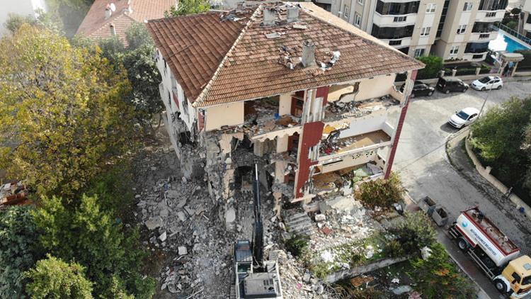 İstanbul'da risk taşıyan 4 bina yıkıldı