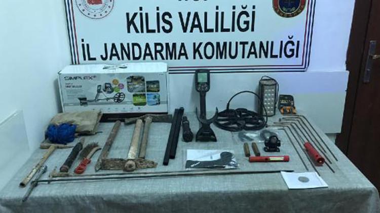 Kaçak kazı yapan defineciler, suçüstü yakalandı