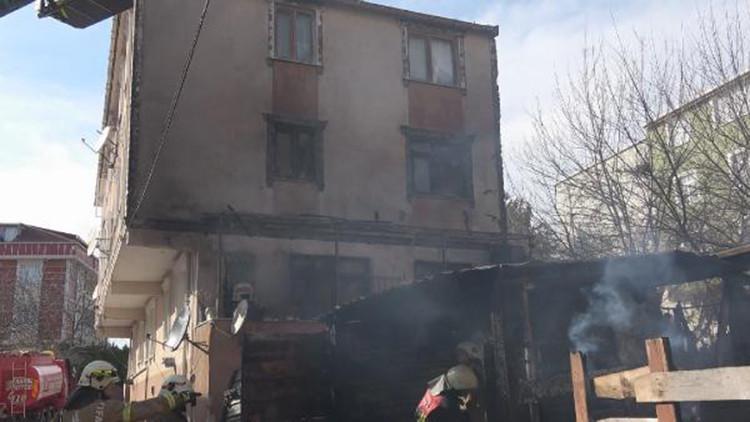 Arnavutköy'de barakada çıkan yangın yandaki binaya sıçradı