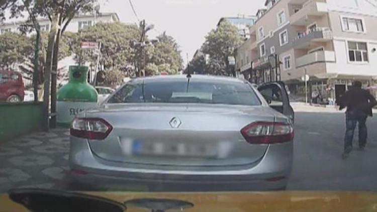Araç sahibi inince ön koltuktaki çantayı saniyeler içinde böyle çaldı