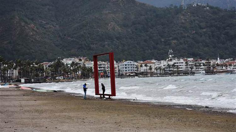 Marmaris'te sağanakta çamuru taşıyan sel suları denizin rengi değiştirdi