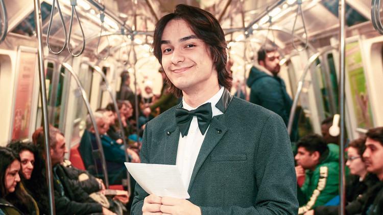Metroda düzenlediği bilgi yarışmasıyla fenomen olan Berk Keklik: Görenler ‘Yine yapacak mısın?’ diye soruyor