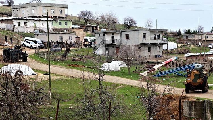 Diyarbakır'da taş, sopa ve silahlı arazi kavgası: 8 yaralı