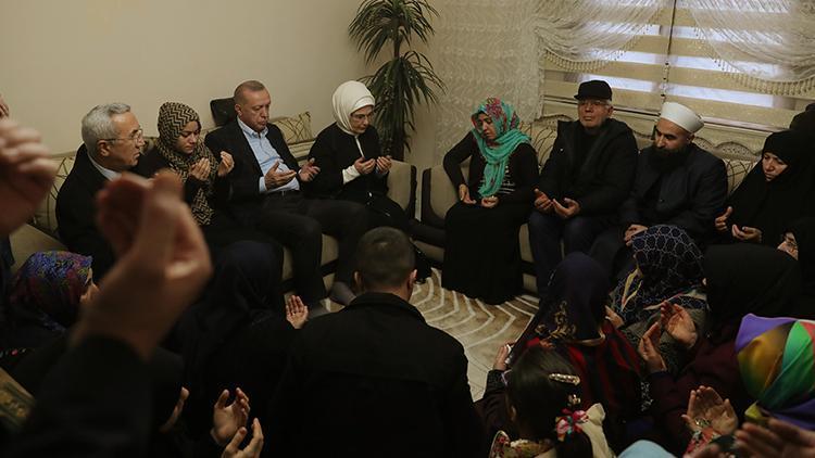 Cumhurbaşkanı Erdoğan'dan İdlib şehidi Uzman Onbaşı Baysal'ın evine taziye ziyareti