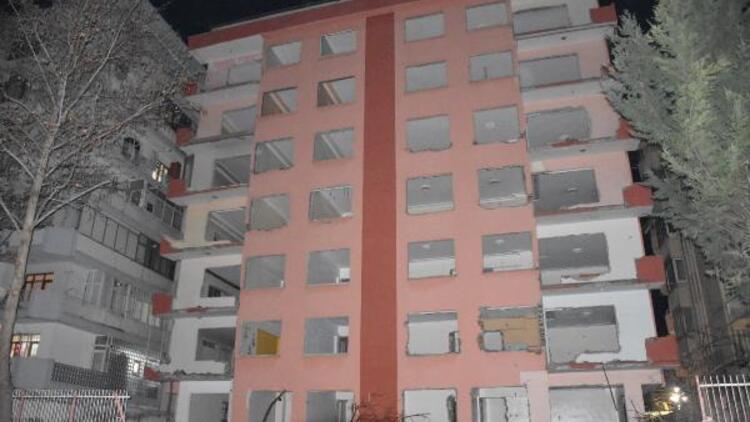 depremde agir hasar goren apartmanin kapi pencere ve korkuluklari calindi son dakika haberler