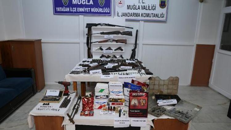 Yastıktan, fenerden uyuşturucu çıktı; 19 kişi tutuklandı