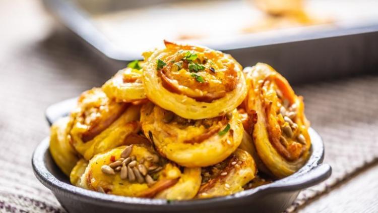 Peynirli Pastırmalı Çörek Tarifi