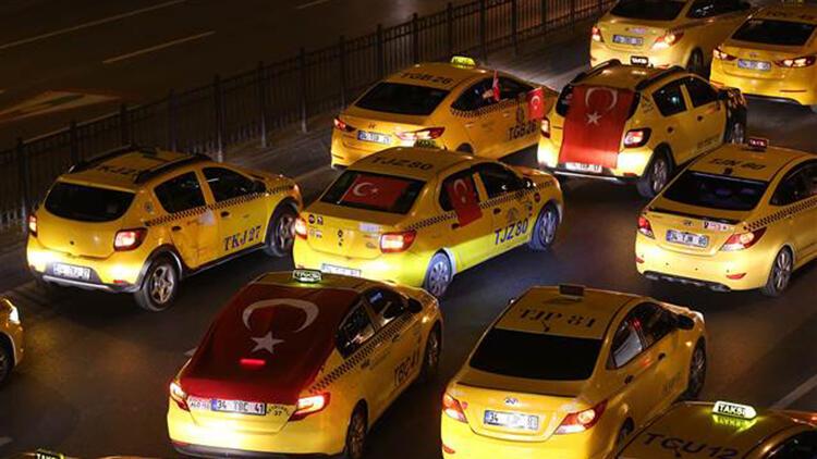 İstanbulda taksiciler Bahar Kalkanı Harekatına destek için araçlarına bayrak astı