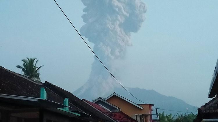 Endonezya'da Merapi Yanardağı'nda patlama! Uçuşlar askıya alındı