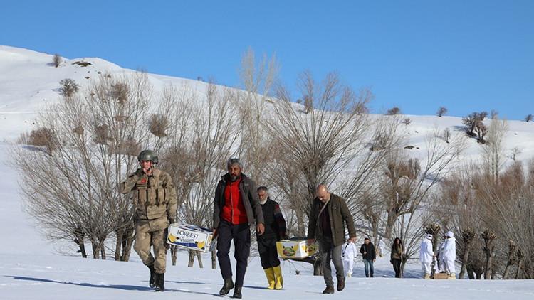 Kardan yolu kapanan köye, jandarmadan helikopterle gıda yardımı