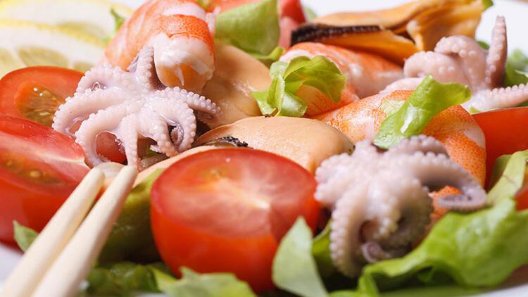 Deniz ürünleri salatası nasıl yapılır? Evde deniz ürünleri salatası yapımı  için kolay tarifi