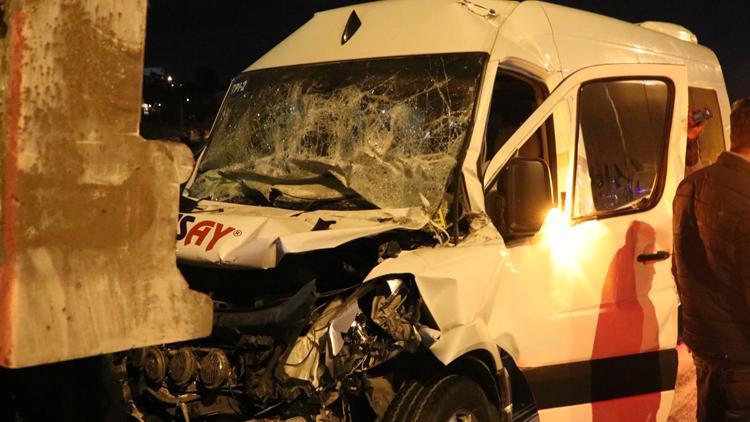  İzmir'de işçileri taşıyan minibüs kamyona çarptı: Çok sayıda yaralı var