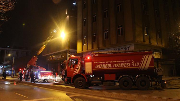 Ümraniye'de iş yerinin çatı katında yangın