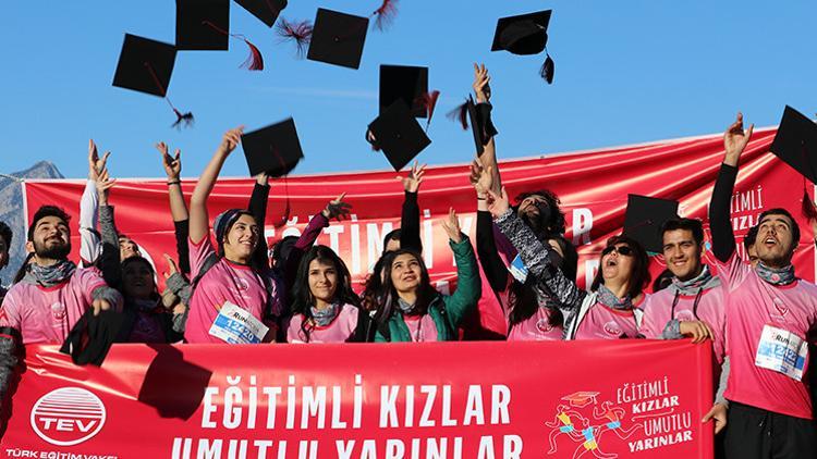 Koşarak 1 milyon TL topladılar