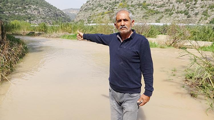 Mersin'de sel suları mahalle yolunu kapattı