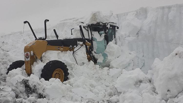 Van'da çığ altında kalan araçların çıkarılması için çalışma başlatıldı