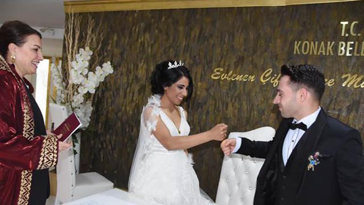 Yeni evlenen çiftler, koronavirüs nedeniyle nikah memuru ile tokalaşmadı